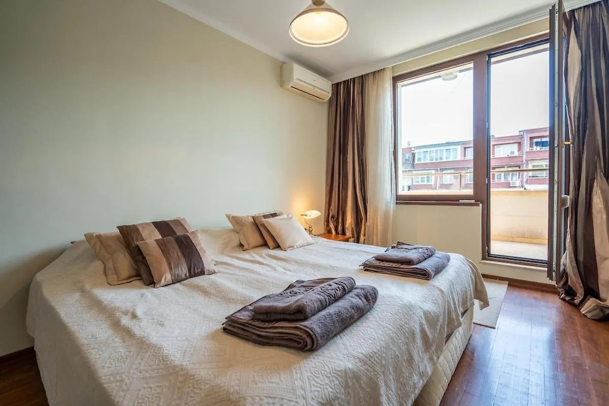 Elegant Aristocratic 2 Bdrm Flat, Top Location Sofia Appartamento