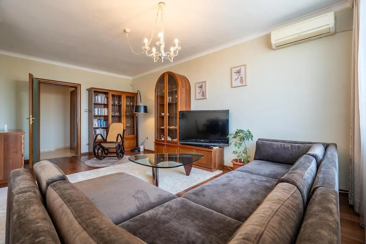 Elegant Aristocratic 2 Bdrm Flat, Top Location Sofia 0*,
